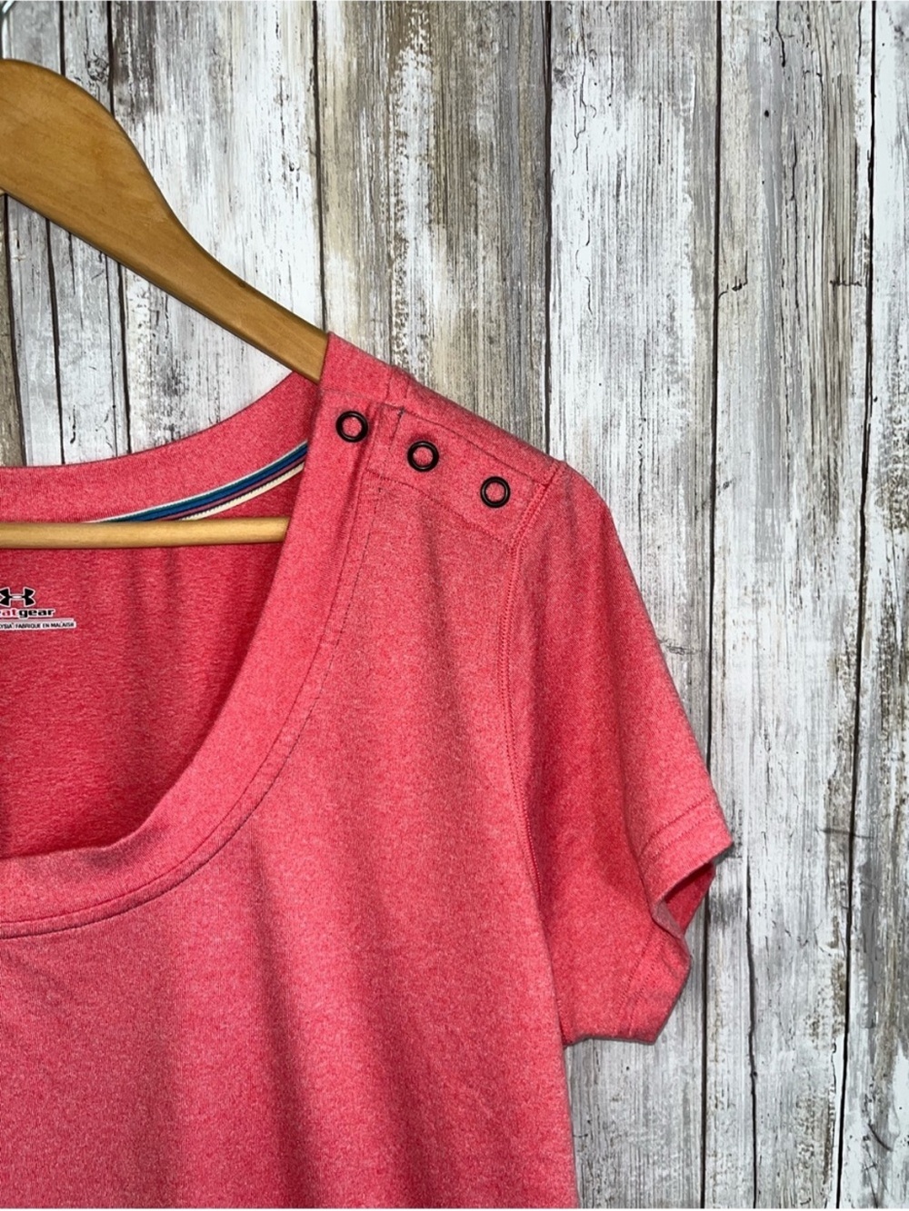 Under Armour HeatGear Pink Short Sleeve Top XL Athletic Tee Button Shoulder - Picture 3 of 5